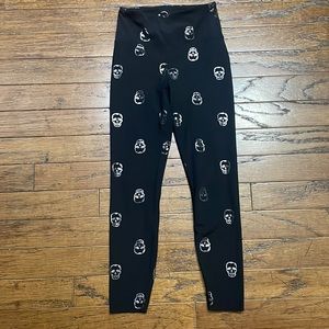 NWOT Black skull leggings size XS